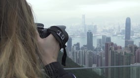 Donna di viaggio che fotografa panorama della città di Hong Kong mentre vacanza di viaggio Donna turistica che prende panorama de stock footage Donna di viaggio che fotografa panorama della città di Hong Kong mentre vacanza di viaggio Donna turistica che prende panorama de stock footage
