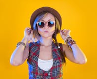 Donna divertente del primo piano che grida, isolato su fondo giallo fotografia stock libera da diritti Donna divertente del primo piano che grida, isolato su fondo giallo fotografia stock libera da diritti
