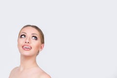 Donna domandantesi che distoglie lo sguardo nello studio fotografia stock Donna domandantesi che distoglie lo sguardo nello studio fotografia stock