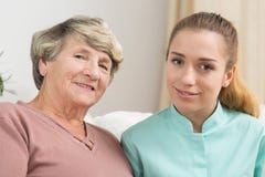 Donna e badante anziani sorridenti immagini stock libere da diritti Donna e badante anziani sorridenti immagini stock libere da diritti
