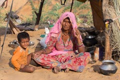 Donna e bambini indiani, Pushkar L'India Fotografia Stock Libera da Diritti Donna e bambini indiani, Pushkar L'India Fotografia Stock Libera da Diritti