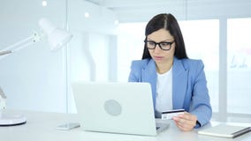 Donna eccitata per acquisto online, pagamento dalla carta di credito Donna eccitata per acquisto online, pagamento dalla carta di credito