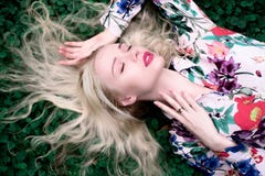 donna europea del giovane blondie felice sul fotografia stock donna europea del giovane blondie felice sul fotografia stock