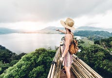 Donna felice che indica la sensibilità di orizzonte a corsa non limitata il mondo su un fondo ispiratore immagine stock libera da diritti Donna felice che indica la sensibilità di orizzonte a corsa non limitata il mondo su un fondo ispiratore immagine stock libera da diritti