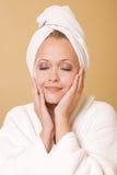 Donna felice che ottiene il tovagliolo da portare di trattamento di bellezza immagini stock Donna felice che ottiene il tovagliolo da portare di trattamento di bellezza immagini stock