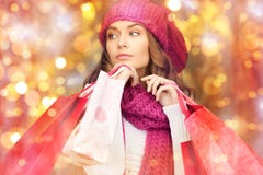 Donna felice in vestiti di inverno con i sacchetti della spesa Immagine Stock Libera da Diritti Donna felice in vestiti di inverno con i sacchetti della spesa Immagine Stock Libera da Diritti