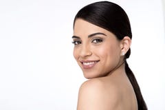 Donna graziosa che esamina macchina fotografica Immagini Stock Libere da Diritti Donna graziosa che esamina macchina fotografica Immagini Stock Libere da Diritti