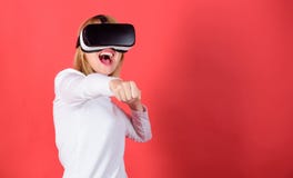 Donna graziosa che gioca gioco in vetri di realtà virtuale Ritratto di una ragazza stupita che per mezzo di una cuffia avricolare immagini stock libere da diritti Donna graziosa che gioca gioco in vetri di realtà virtuale Ritratto di una ragazza stupita che per mezzo di una cuffia avricolare immagini stock libere da diritti