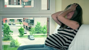 Donna incinta che ritiene cattiva a casa Ragazza che mostra gridare negativo di emozioni stock footage Donna incinta che ritiene cattiva a casa Ragazza che mostra gridare negativo di emozioni stock footage