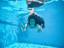 Donna incinta sotto l'acqua di uno stagno fotografia stock Donna incinta sotto l'acqua di uno stagno fotografia stock