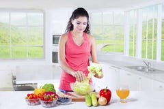 Donna indiana che cucina superfood a casa fotografia stock libera da diritti Donna indiana che cucina superfood a casa fotografia stock libera da diritti
