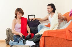 Donna insieme ai vestiti dell'imballaggio dei bagagli per la vacanza fotografia stock libera da diritti Donna insieme ai vestiti dell'imballaggio dei bagagli per la vacanza fotografia stock libera da diritti