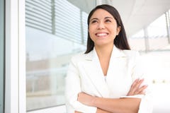 Donna ispanica graziosa fuori del banco Immagini Stock Donna ispanica graziosa fuori del banco Immagini Stock