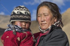Donna locale con un bambino sulla via in Leh, Ladakh, India immagini stock libere da diritti Donna locale con un bambino sulla via in Leh, Ladakh, India immagini stock libere da diritti
