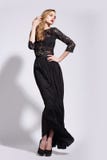 Donna lussuosa elegante che posa in vestito lungo fotografia stock libera da diritti Donna lussuosa elegante che posa in vestito lungo fotografia stock libera da diritti