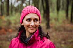 Donna maturata nella foresta Immagini Stock Libere da Diritti Donna maturata nella foresta Immagini Stock Libere da Diritti