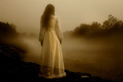 Donna misteriosa nella foschia fotografia stock libera da diritti Donna misteriosa nella foschia fotografia stock libera da diritti
