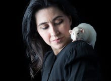Donna nel nero con <b>il ratto</b> bianco Fotografie Stock - donna-nel-nero-con-il-ratto-bianco-60136193