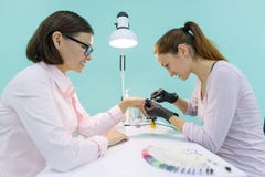 Donna nel salone dell'unghia che riceve manicure dal manicure, processo del manicure del primo piano Cura della mano e dell'unghi immagini stock Donna nel salone dell'unghia che riceve manicure dal manicure, processo del manicure del primo piano Cura della mano e dell'unghi immagini stock