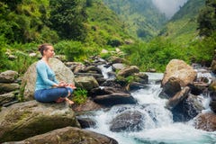 Donna in Padmasana all'aperto Immagine Stock Donna in Padmasana all'aperto Immagine Stock