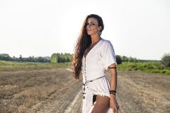 Donna pagana sulla strada sporca fotografia stock libera da diritti Donna pagana sulla strada sporca fotografia stock libera da diritti