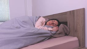 Donna in pigiami a letto Donna in pigiami a letto