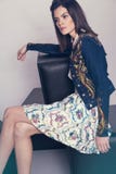 Donna in rivestimento e gonna del denim immagini stock Donna in rivestimento e gonna del denim immagini stock