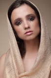 Donna in scialle con trucco teatrale drammatico immagini stock Donna in scialle con trucco teatrale drammatico immagini stock