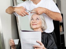 Donna senior che ha taglio di capelli al salone immagine stock libera da diritti Donna senior che ha taglio di capelli al salone immagine stock libera da diritti