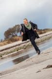 Donna senior felice che gioca rumorosamente sulla spiaggia immagine stock libera da diritti Donna senior felice che gioca rumorosamente sulla spiaggia immagine stock libera da diritti