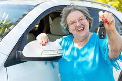 Donna senior felice con la nuova automobile e le chiavi Fotografie Stock Donna senior felice con la nuova automobile e le chiavi Fotografie Stock