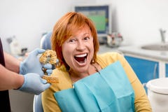 Donna senior nell'ufficio dentario fotografie stock libere da diritti Donna senior nell'ufficio dentario fotografie stock libere da diritti