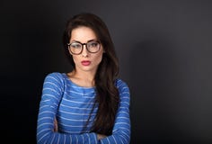 Donna seria di affari nello sguardo blu di vetro dell'occhio e dell'abbigliamento Fotografia Stock Libera da Diritti Donna seria di affari nello sguardo blu di vetro dell'occhio e dell'abbigliamento Fotografia Stock Libera da Diritti
