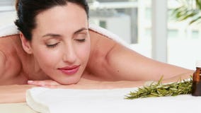 Donna sorridente che ottiene un trattamento di aromaterapia video d archivio Donna sorridente che ottiene un trattamento di aromaterapia video d archivio
