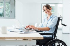 Donna sorridente di affari in sedia a rotelle immagini stock libere da diritti Donna sorridente di affari in sedia a rotelle immagini stock libere da diritti