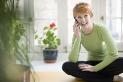 Donna sorridente sul telefono delle cellule fotografia stock libera da diritti Donna sorridente sul telefono delle cellule fotografia stock libera da diritti