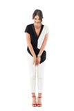 Donna splendida di affari in vestito convenzionale piegato mentre ridendo fotografia stock Donna splendida di affari in vestito convenzionale piegato mentre ridendo fotografia stock