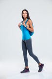 Donna sportiva premurosa con lo zaino fotografia stock Donna sportiva premurosa con lo zaino fotografia stock