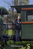 Donna sul primo piano del supporto del treno immagine stock libera da diritti Donna sul primo piano del supporto del treno immagine stock libera da diritti