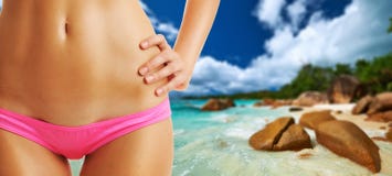 Donna sulla bella spiaggia alle Seychelles fotografia stock Donna sulla bella spiaggia alle Seychelles fotografia stock