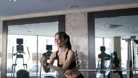 Donna sveglia che si esercita nella palestra Donna sveglia che si esercita nella palestra