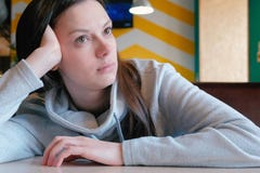 Donna triste che si siede in un caffè e che aspetta il suo ordine closeup Fotografia Stock Libera da Diritti Donna triste che si siede in un caffè e che aspetta il suo ordine closeup Fotografia Stock Libera da Diritti