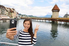 Donna turistica del selfie in Lucerna Svizzera immagine stock libera da diritti Donna turistica del selfie in Lucerna Svizzera immagine stock libera da diritti
