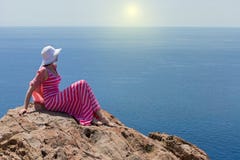 Donna in un vestito lungo da estate in Grecia, Santorini Fotografie Stock Libere da Diritti Donna in un vestito lungo da estate in Grecia, Santorini Fotografie Stock Libere da Diritti