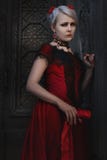 Donna in vestito rosso dall'annata immagine stock libera da diritti Donna in vestito rosso dall'annata immagine stock libera da diritti