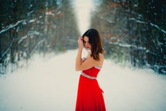 Donna in vestito rosso La Siberia, inverno in foresta, molto fredda fotografie stock libere da diritti Donna in vestito rosso La Siberia, inverno in foresta, molto fredda fotografie stock libere da diritti