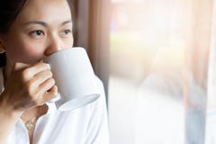 Donne che bevono caffè caldo al caffè immagini stock Donne che bevono caffè caldo al caffè immagini stock