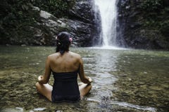 Donne che meditano all'aperto nel parco verde su fondo della natura fotografia stock libera da diritti Donne che meditano all'aperto nel parco verde su fondo della natura fotografia stock libera da diritti