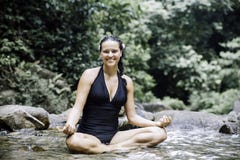 Donne che meditano all'aperto nel parco verde su fondo della natura fotografia stock libera da diritti Donne che meditano all'aperto nel parco verde su fondo della natura fotografia stock libera da diritti