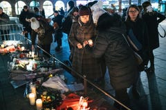 Donne che si addolorano nella gente di Strasburgo che rende omaggio alle vittime di immagine stock libera da diritti Donne che si addolorano nella gente di Strasburgo che rende omaggio alle vittime di immagine stock libera da diritti